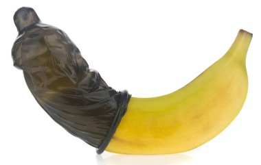 Beyaz arka planda izole edilmiş siyah prezervatifli muz. Güvenli seks konsepti.