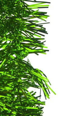 Kabarık yeşil süsleme beyaz arka planda izole edilmiş. Yılbaşı ve Noel tatili için şenlikli bir geçmiş.