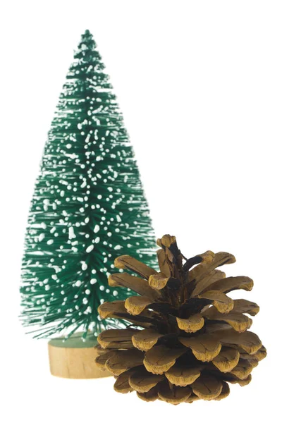 绿色人造树在雪地和松果上隔离在白色的背景下 新年及圣诞假期的节日背景 — 图库照片