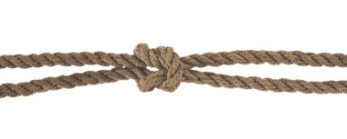 Beyaz arkaplanda düğüm izole edilmiş halat yakın plan.