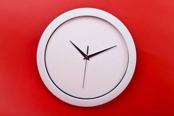 Horloge Blanche Sur Fond Rouge Détail Pour Conception Eléments Design — Photo