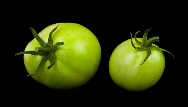 绿色西红柿在黑色背景上被分离出来 健康食品 设计的细节 设计元素 明信片和海报的背景 — 图库照片