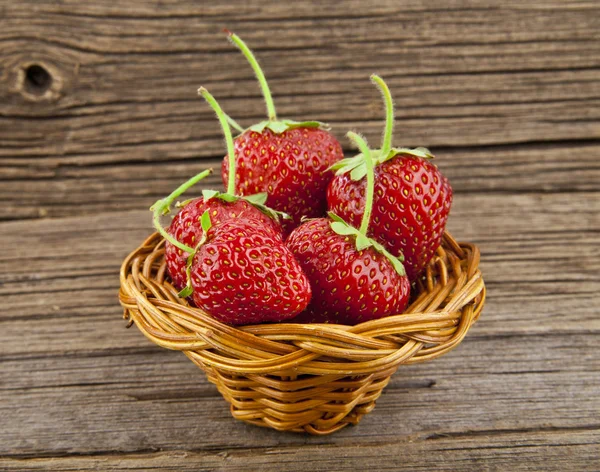 Aardbei op hout — Stockfoto