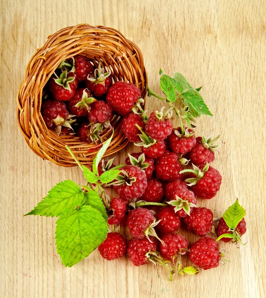 Himbeere auf dem Tisch — Stockfoto