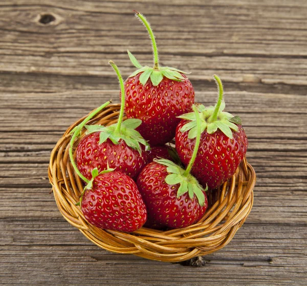 Aardbei op hout — Stockfoto