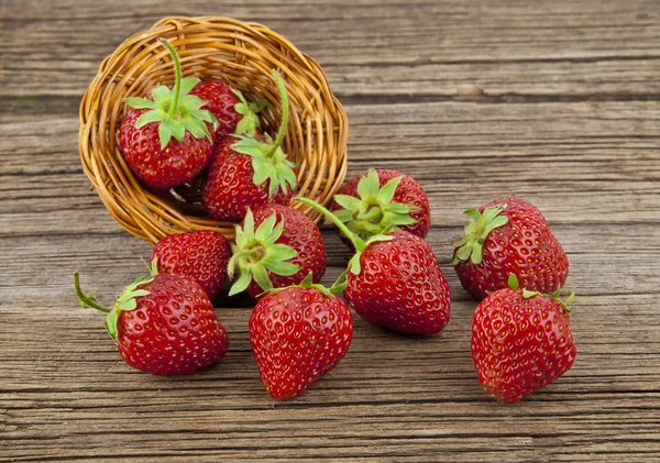 Erdbeere auf Holz — Stockfoto