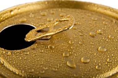 Kutu bira ile su damlaları