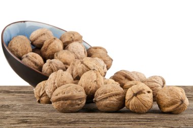 Tahta masada cevizler.