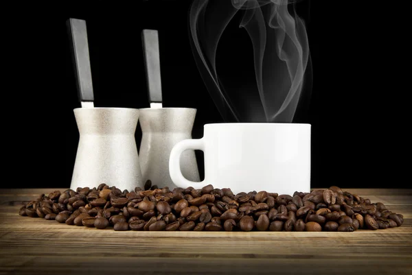 Tazza di caffè con grani — Foto Stock