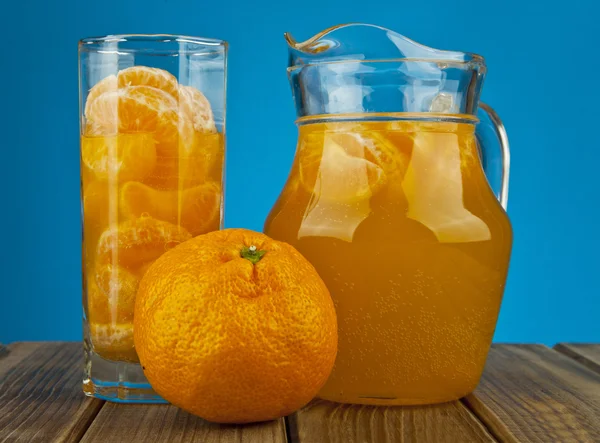 Apelsiner och juice — Stockfoto