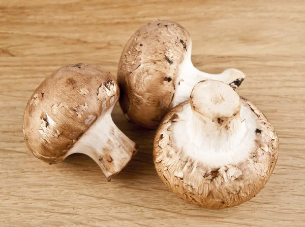 Pilze auf Holztisch — Stockfoto