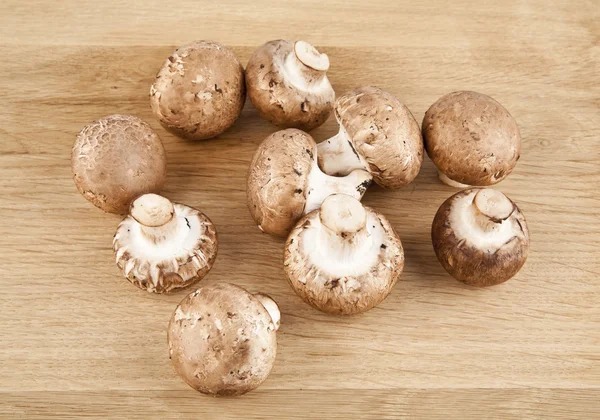 Funghi su tavolo di legno — Foto Stock