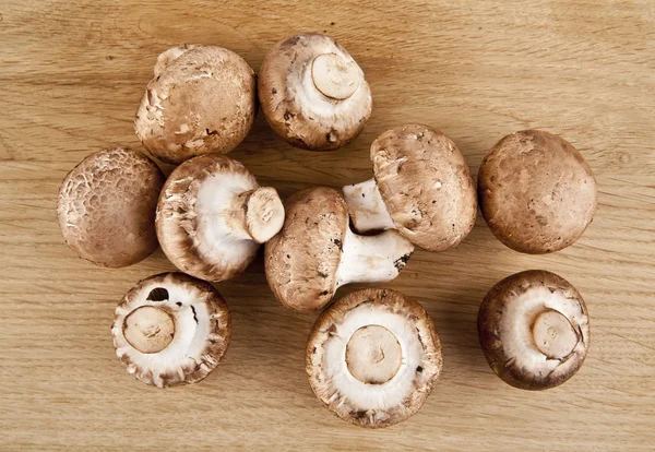 Funghi su tavolo di legno — Foto Stock