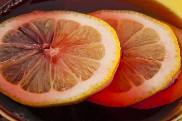 Slices of lemon in tea — Stock Photo, Image