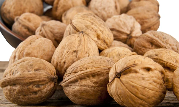 Nueces sobre mesa de madera — Foto de Stock