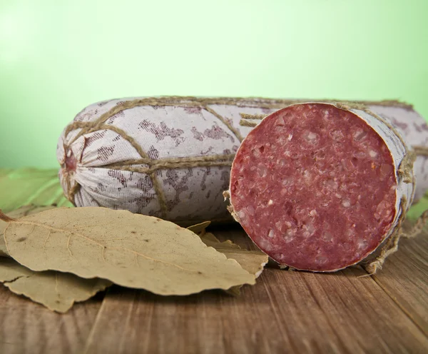 Salami met laurierbladeren — Stockfoto