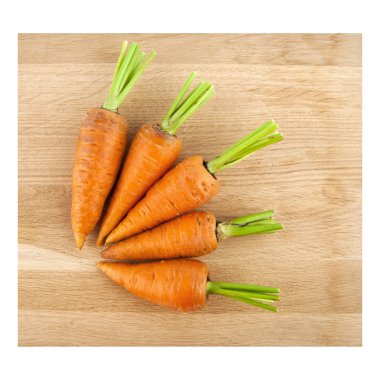 Havuç ahşap tahta üzerinde