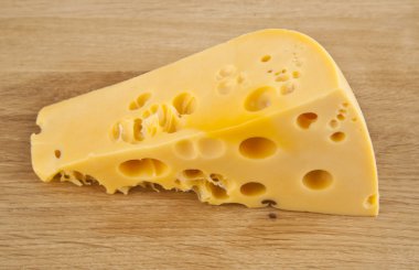 Tahta masadaki peynir.