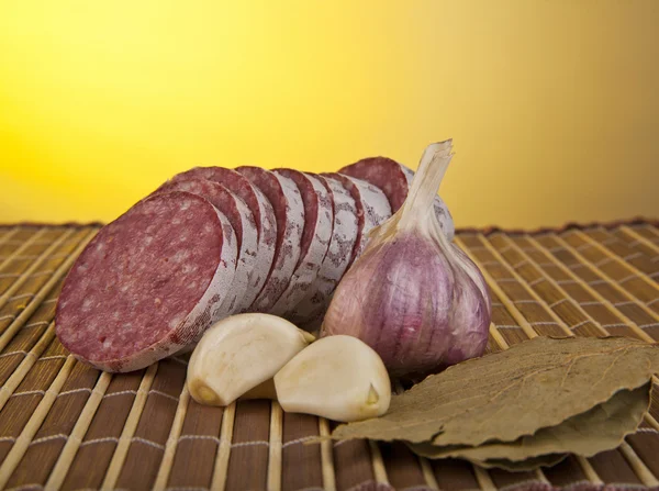 Salame, garlic and laurel leaves — Stock Photo, Image