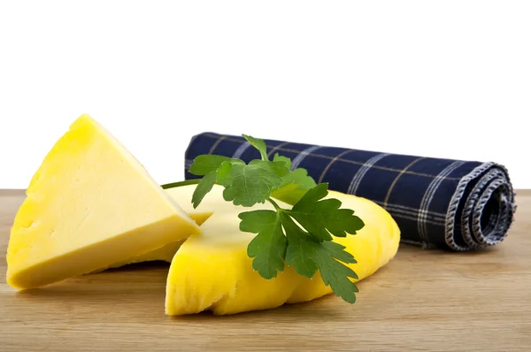 나무 식탁에 놓인 치즈 — 스톡 사진