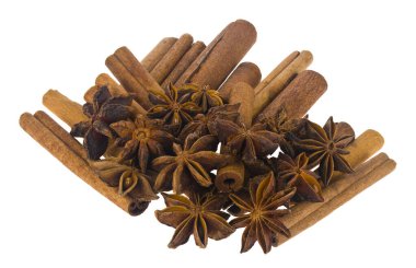 Beyaz arka planda anason ve tarçın çubukları var. Tasarım ayrıntıları. Tasarım elemanları. Makro. 