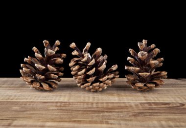 ahşap masa üzerinde koni