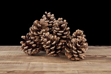 ahşap masa üzerinde koni