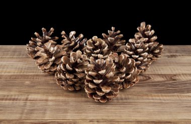 ahşap masa üzerinde koni