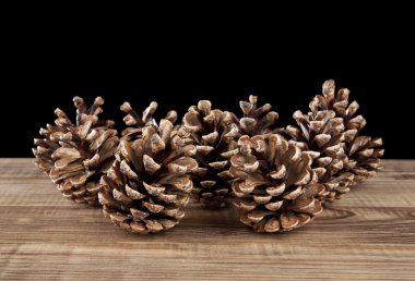 ahşap masa üzerinde koni