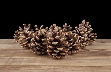 ahşap masa üzerinde koni