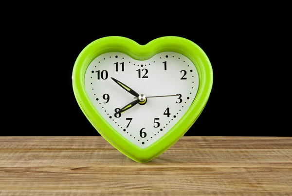 Reloj verde por un corazón —  Fotos de Stock