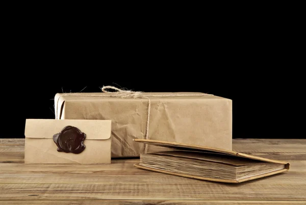Pakete und Buch auf den Tisch legen — Stockfoto