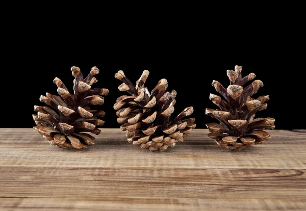 ahşap masa üzerinde koni