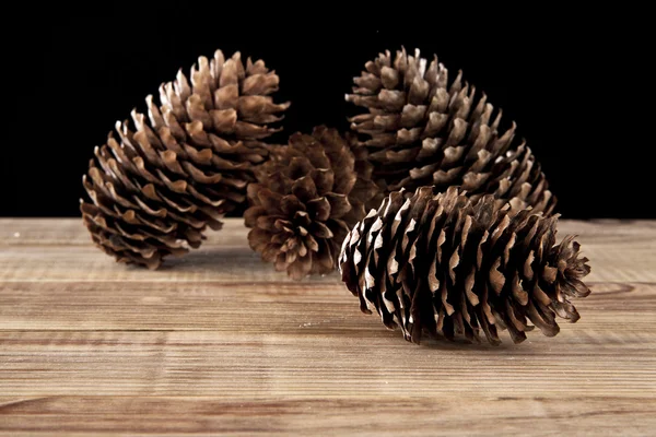 Cones na mesa de madeira — Fotografia de Stock