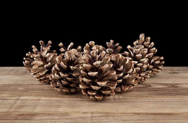 ahşap masa üzerinde koni