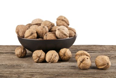 Beyaz bir kase ceviz