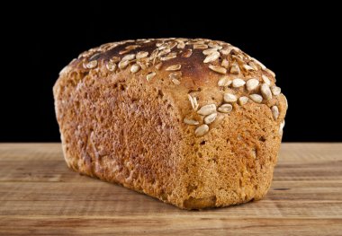 Ahşap üzerine bütün ekmek