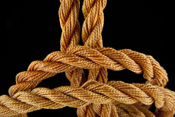 Мотузка, в'язана на чорному — стокове фото