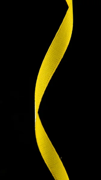 Ruban jaune sur noir — Photo