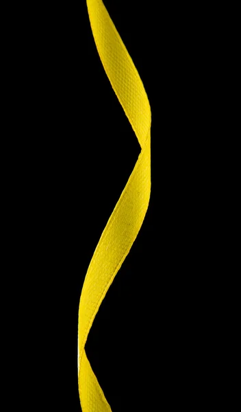 Żółta wstążka na czarny — Zdjęcie stockowe