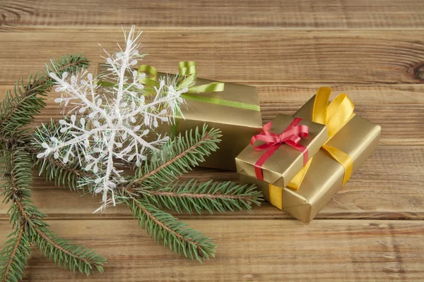 Tak van de zilverspar-tree en geschenken — Stockfoto