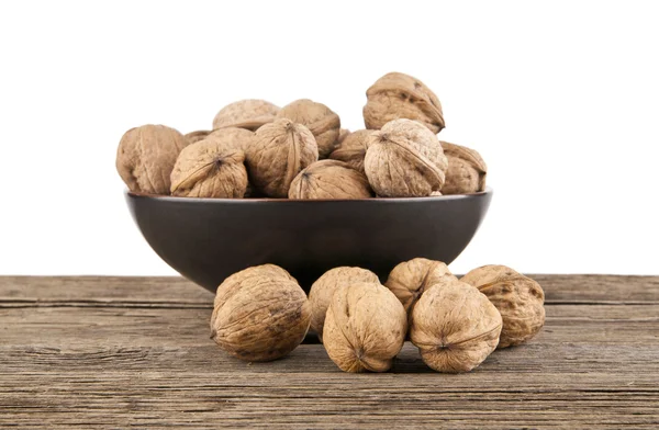 Las nueces en la escudilla sobre blanco —  Fotos de Stock