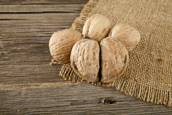 Frutos secos sobre madera — Foto de Stock