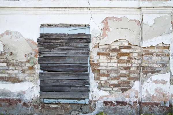 Staré zdi s zabedněné okno — Stock fotografie