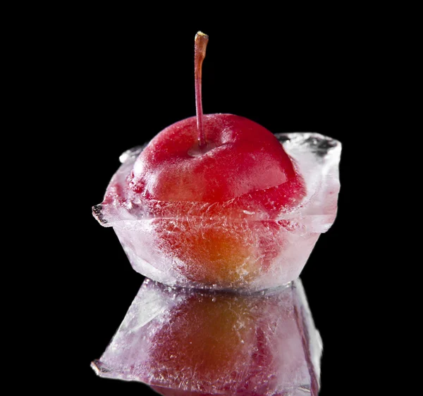 Single frozen apple — Stock Photo, Image