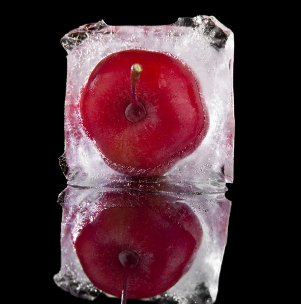 Одно замороженное яблоко — стоковое фото