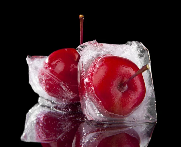 黒の冷凍りんご — ストック写真