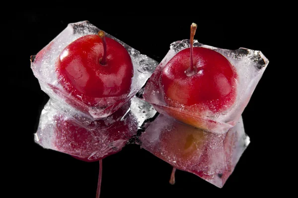 Manzanas congeladas en negro —  Fotos de Stock