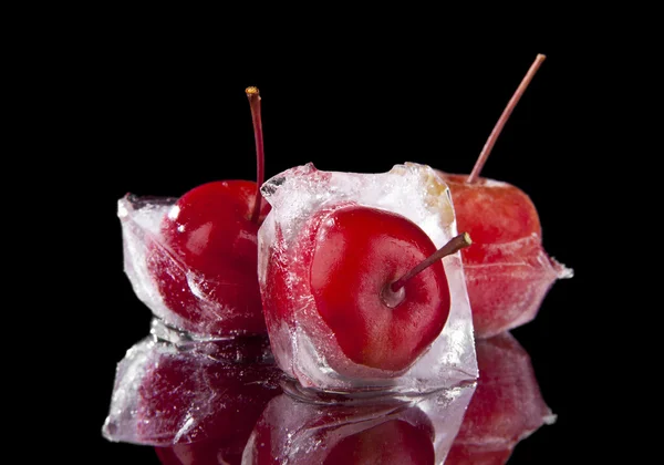 Manzanas congeladas en negro —  Fotos de Stock