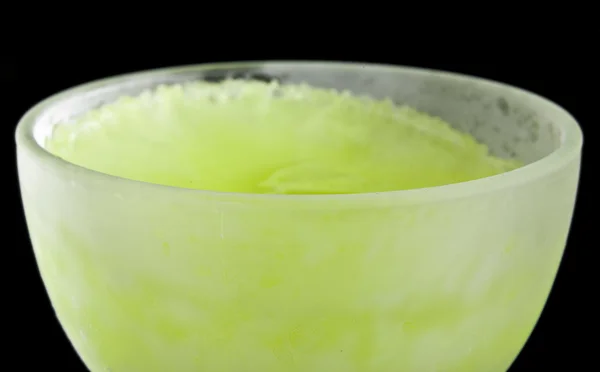 Jugo de limón congelado sobre negro — Foto de Stock